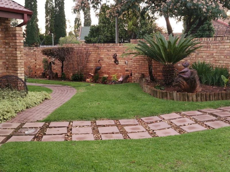 Charming Corner Stand House with A Stunning Green Garden and Impressive Features - Photo 2