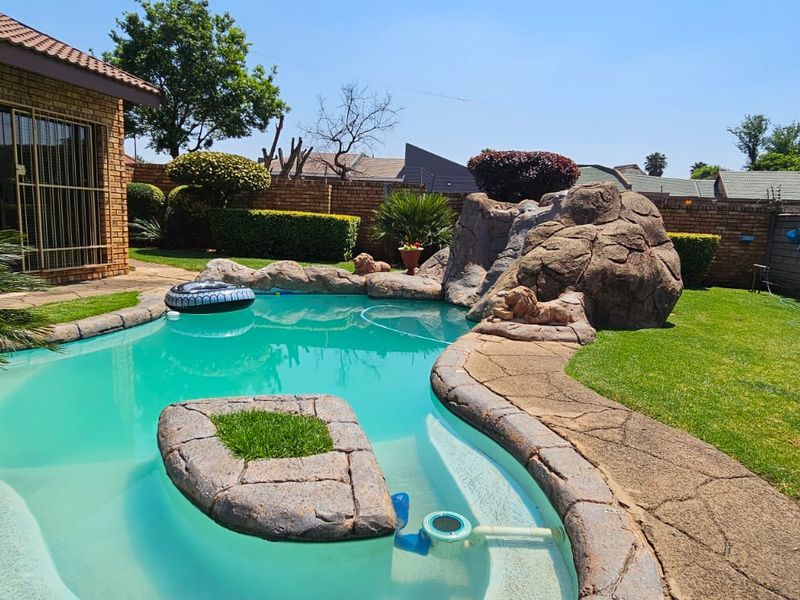 Charming Corner Stand House with A Stunning Green Garden and Impressive Features - Photo 1