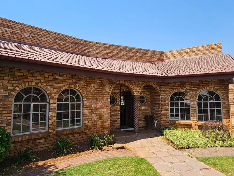 Charming Corner Stand House with A Stunning Green Garden and Impressive Features - Photo 6