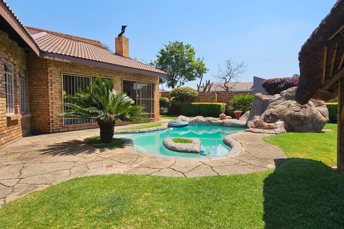 Charming Corner Stand House with A Stunning Green Garden and Impressive Features - Photo 4