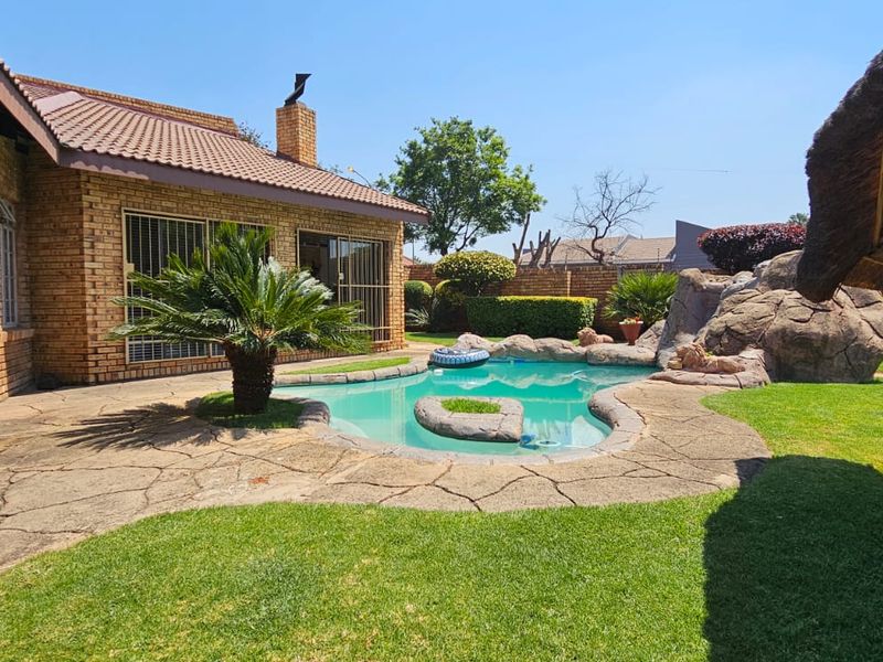 Charming Corner Stand House with A Stunning Green Garden and Impressive Features - Photo 4