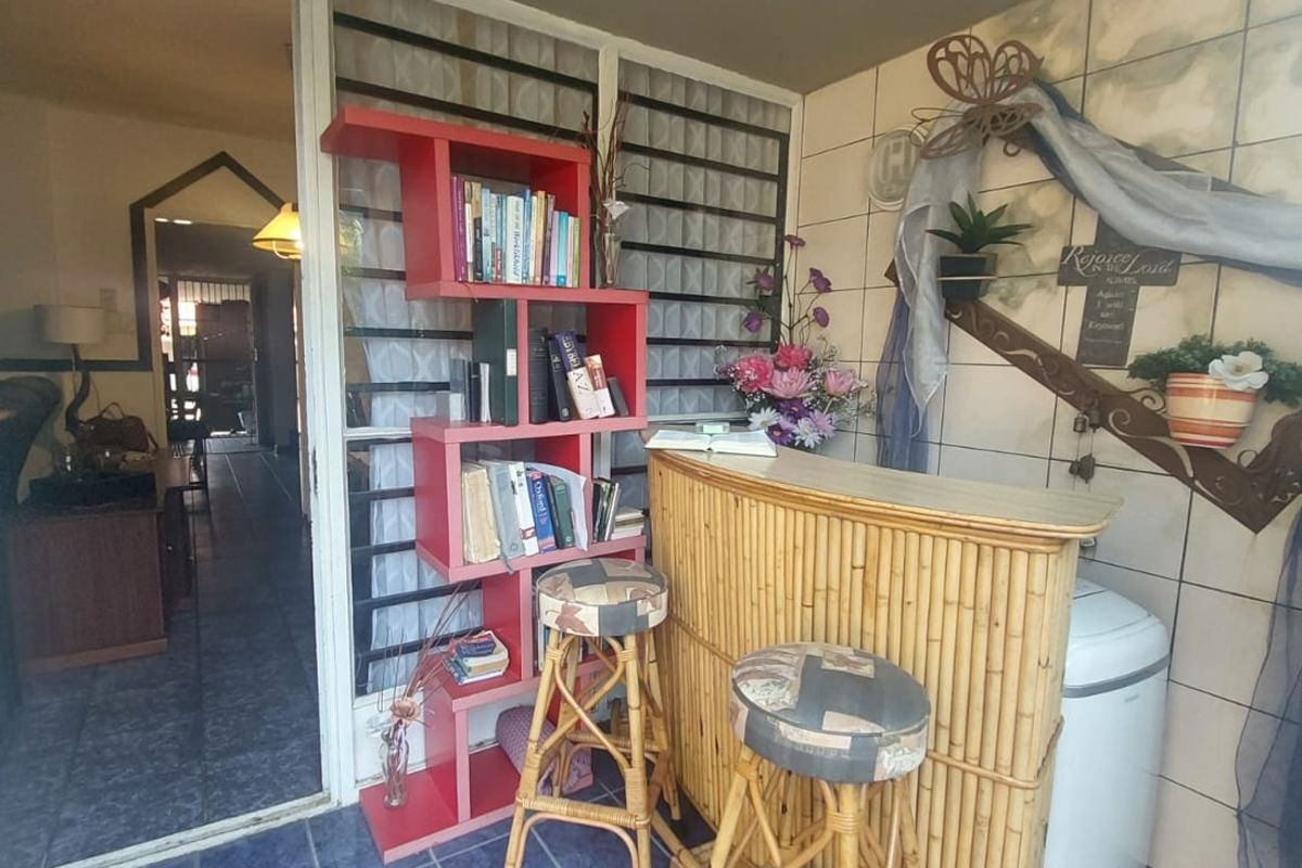 Lovely 3 bedroom townhouse for sale close to town Sasolburg - Photo 3