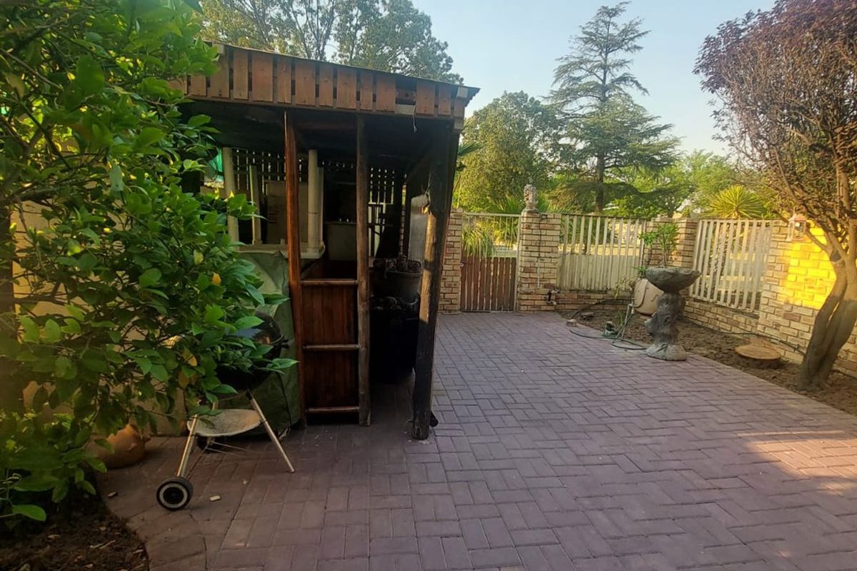 Lovely 3 bedroom townhouse for sale close to town Sasolburg - Photo 2