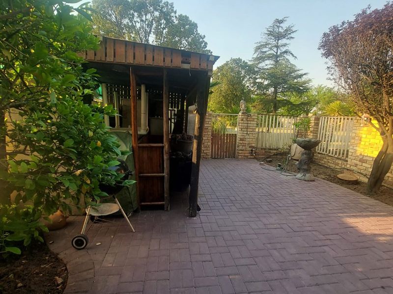 Lovely 3 bedroom townhouse for sale close to town Sasolburg - Photo 2