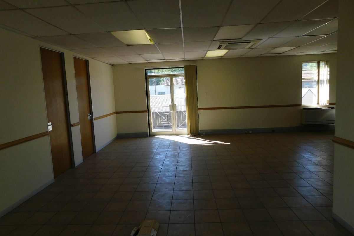 Sunny Easy To Find First Floor Offices To Rent Or For Sale. - Photo 4