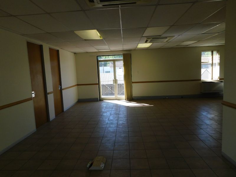 Sunny Easy To Find First Floor Offices To Rent Or For Sale. - Photo 4