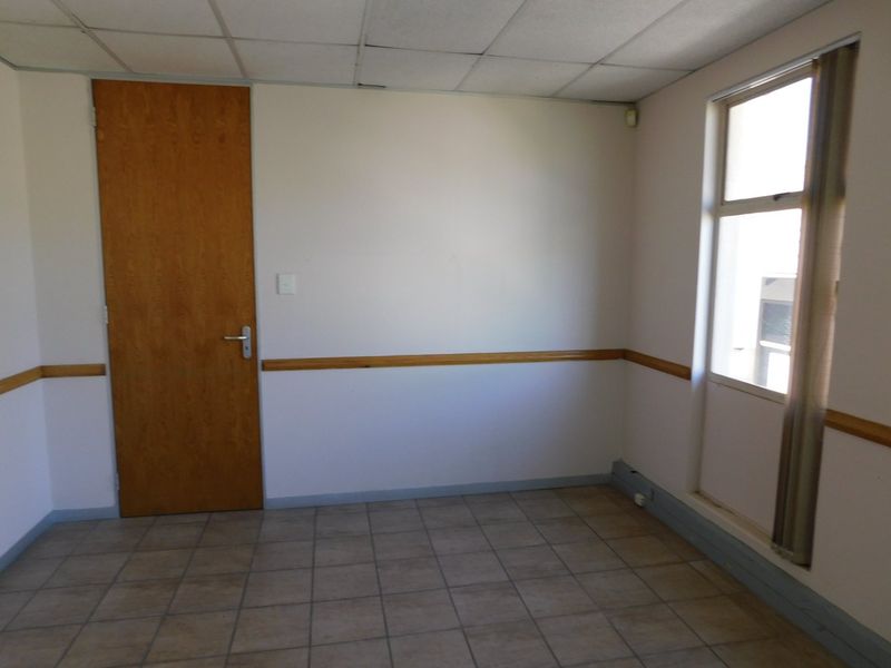 Sunny Easy To Find First Floor Offices To Rent Or For Sale. - Photo 8