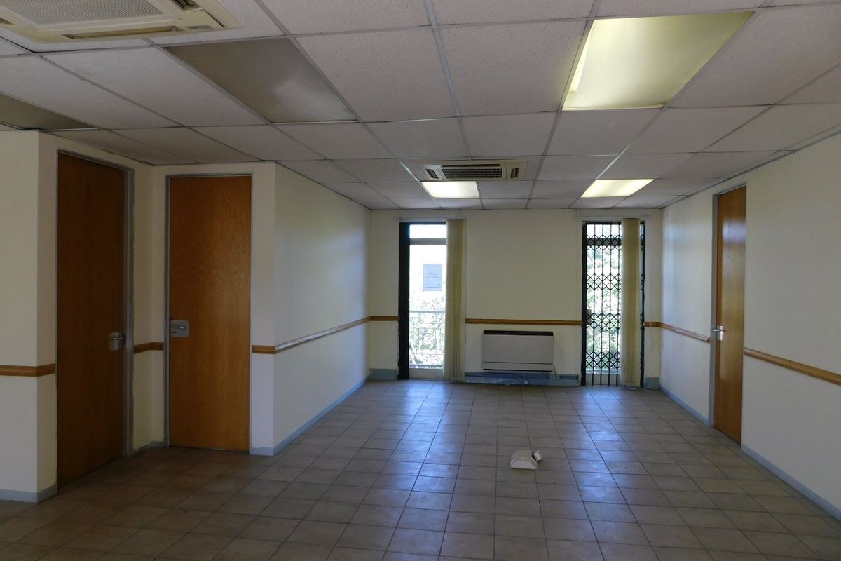 Sunny Easy To Find First Floor Offices To Rent Or For Sale. - Photo 5