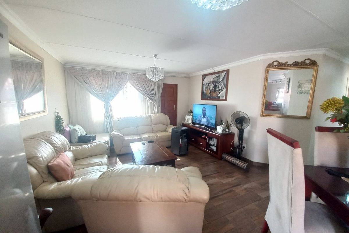 Stylish 3-Bedroom Townhouse in Secure SW Area* - Photo 2