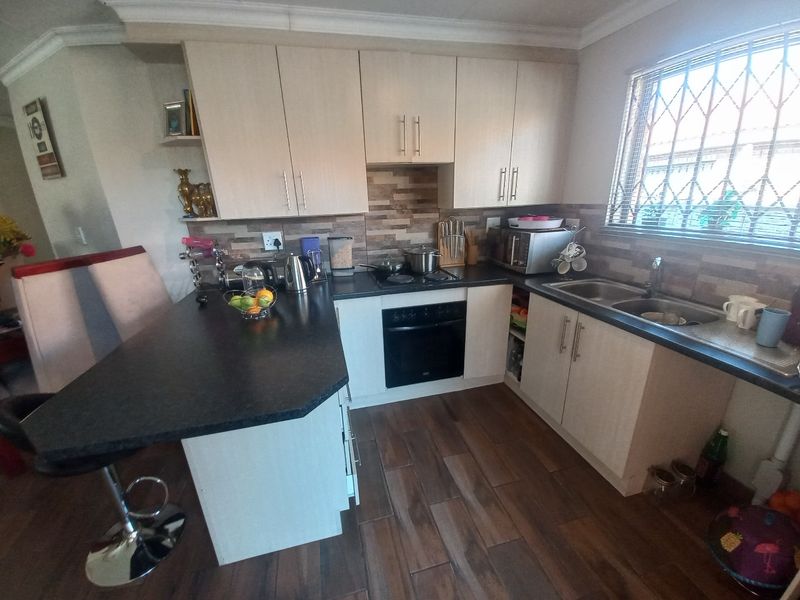 Stylish 3-Bedroom Townhouse in Secure SW Area* - Photo 3