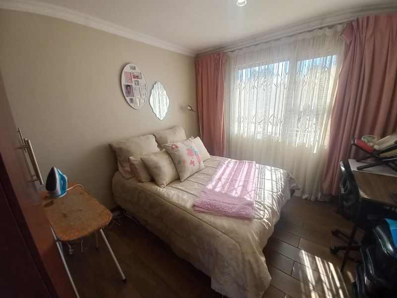 Stylish 3-Bedroom Townhouse in Secure SW Area* - Photo 7