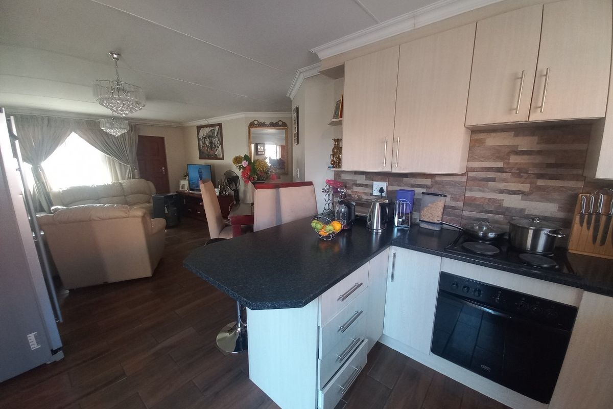 Stylish 3-Bedroom Townhouse in Secure SW Area* - Photo 4