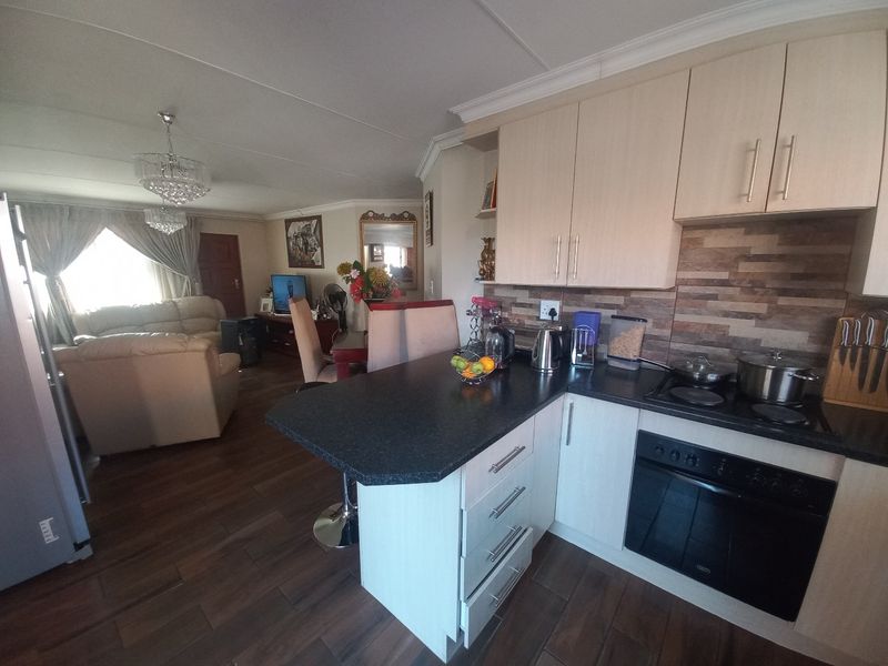 Stylish 3-Bedroom Townhouse in Secure SW Area* - Photo 4