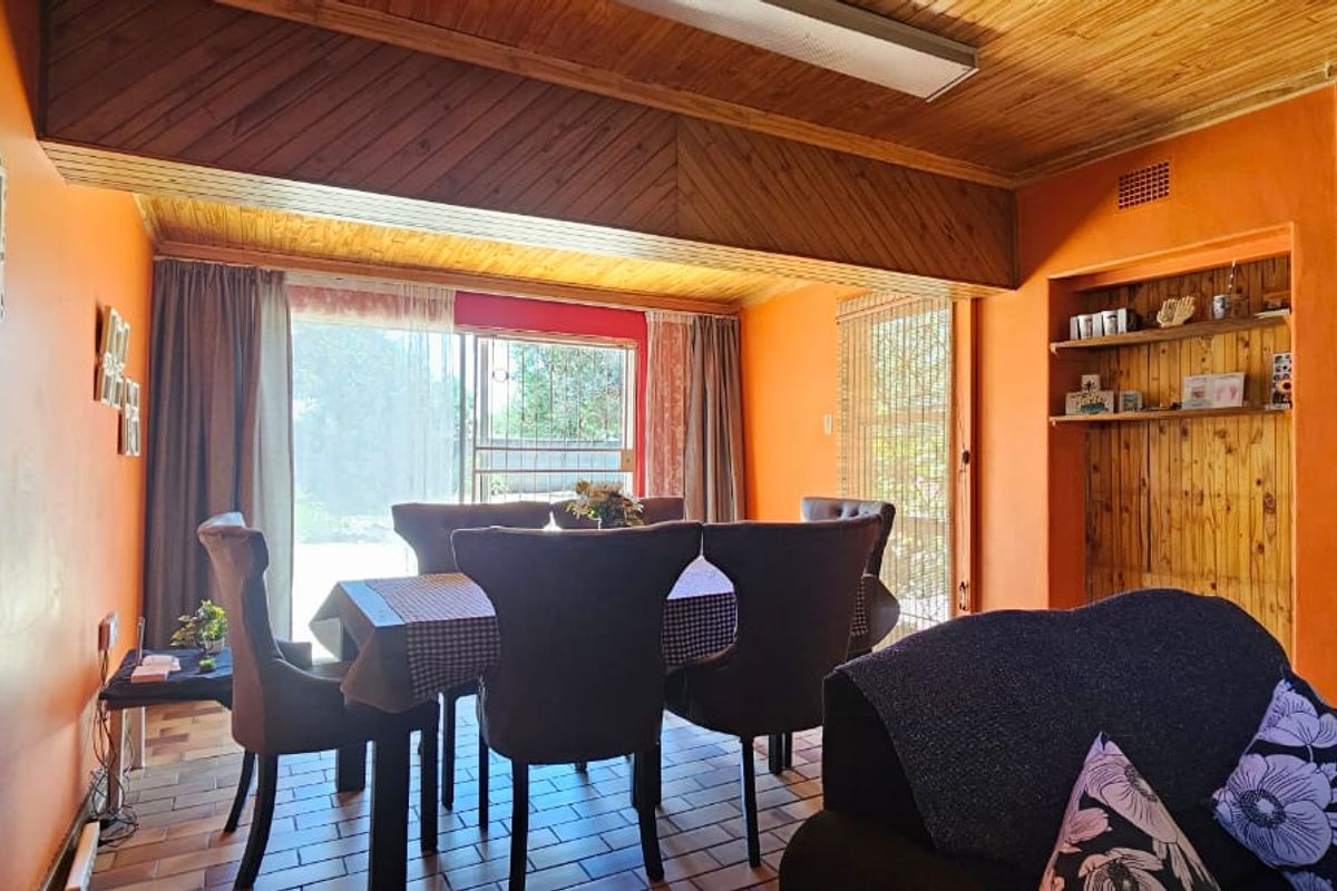 This property is a spacious and family-friendly home!!! - Photo 3