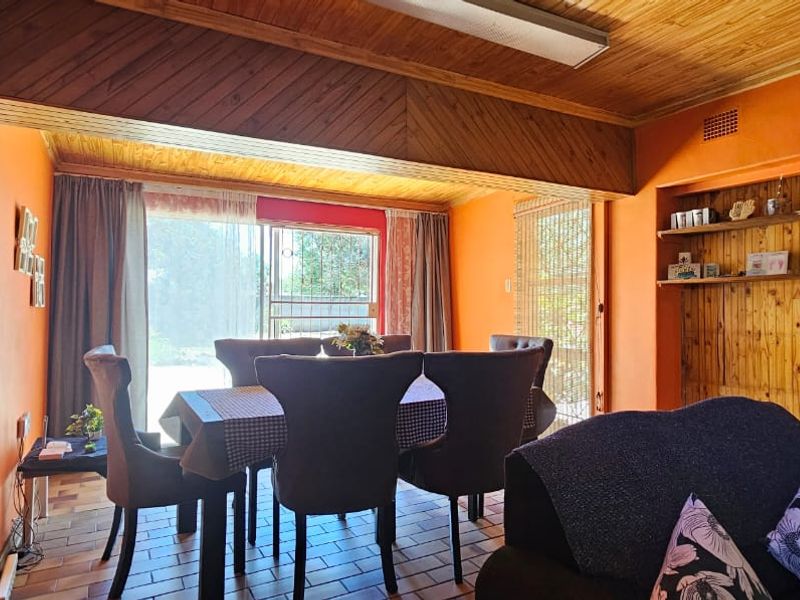 This property is a spacious and family-friendly home!!! - Photo 3