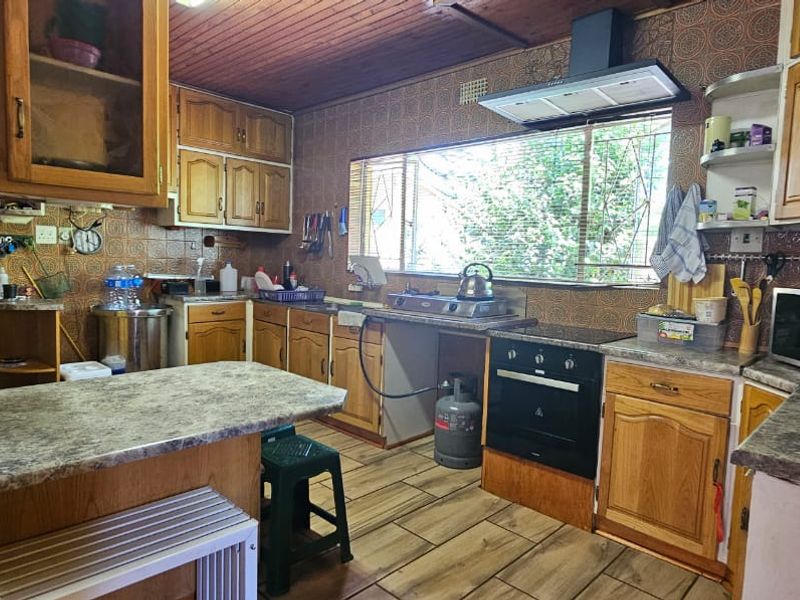 This property is a spacious and family-friendly home!!! - Photo 10