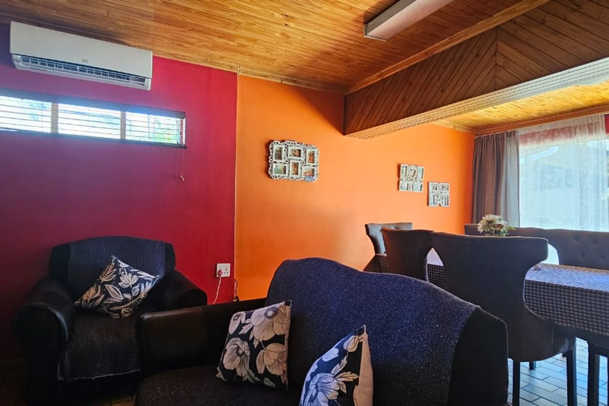 This property is a spacious and family-friendly home!!! - Photo 2