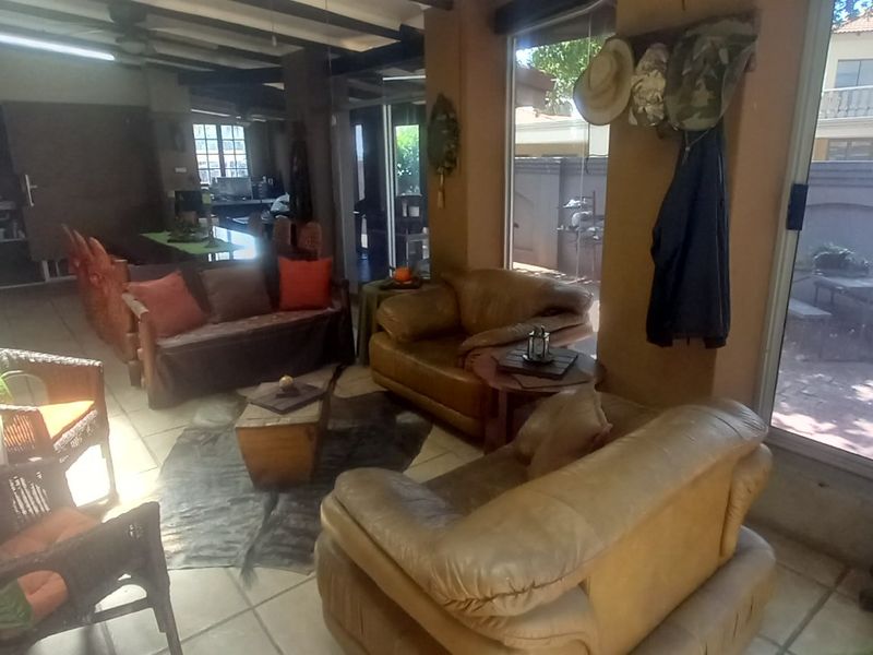 Beautiful Mansion for Sale in the luxurious Maraldi Estate on the banks of the Vaal River !! - Photo 8