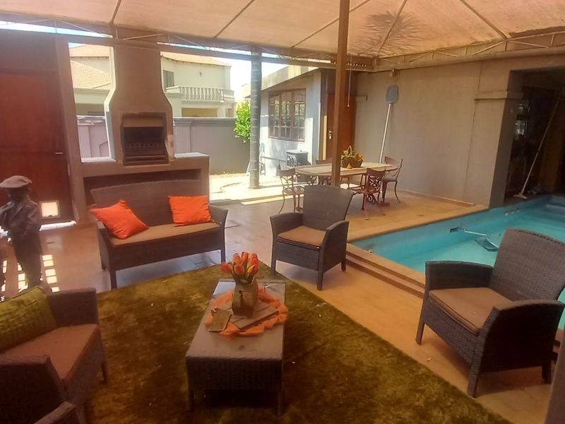 Beautiful Mansion for Sale in the luxurious Maraldi Estate on the banks of the Vaal River !! - Photo 9