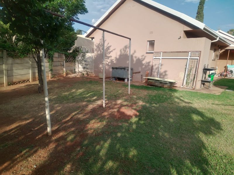 Lovely, spacious family home - Photo 3