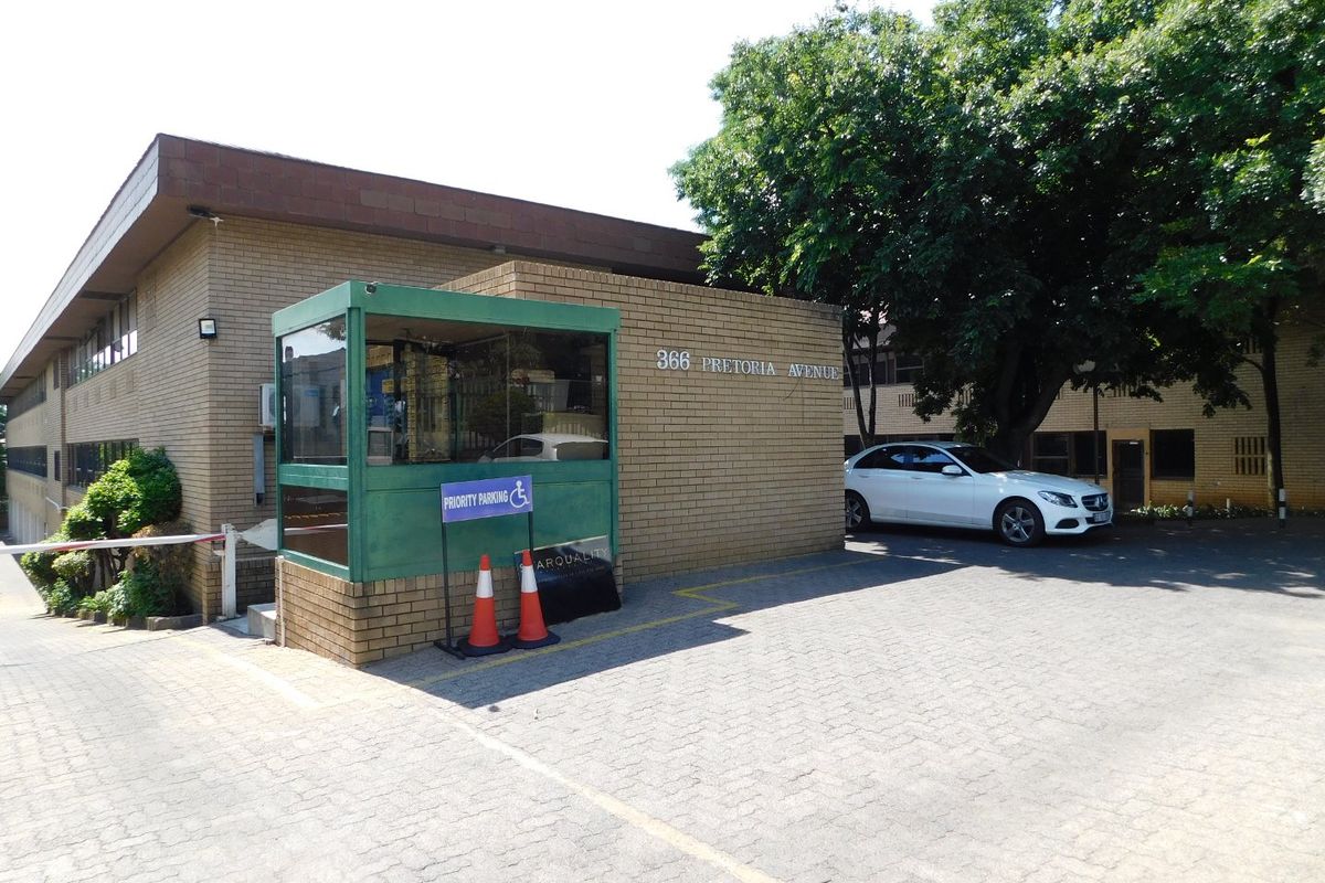 Neat First Floor Workspace at an Easy to Find Address - Photo 2