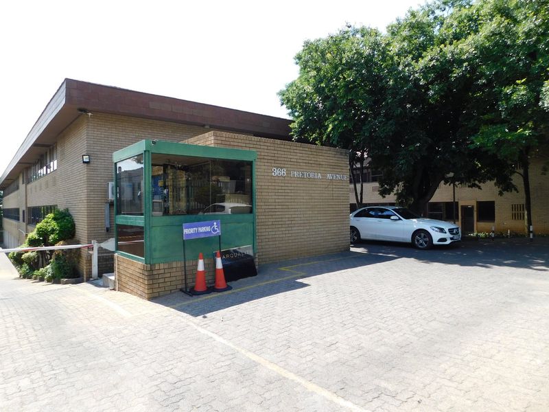 Neat First Floor Workspace at an Easy to Find Address - Photo 2