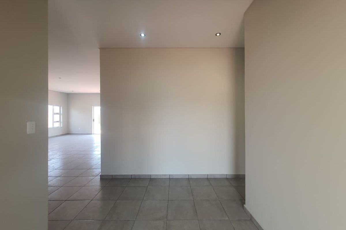Newly Built Beautifly Designed House in Riverspray Estate For Sale - Photo 3