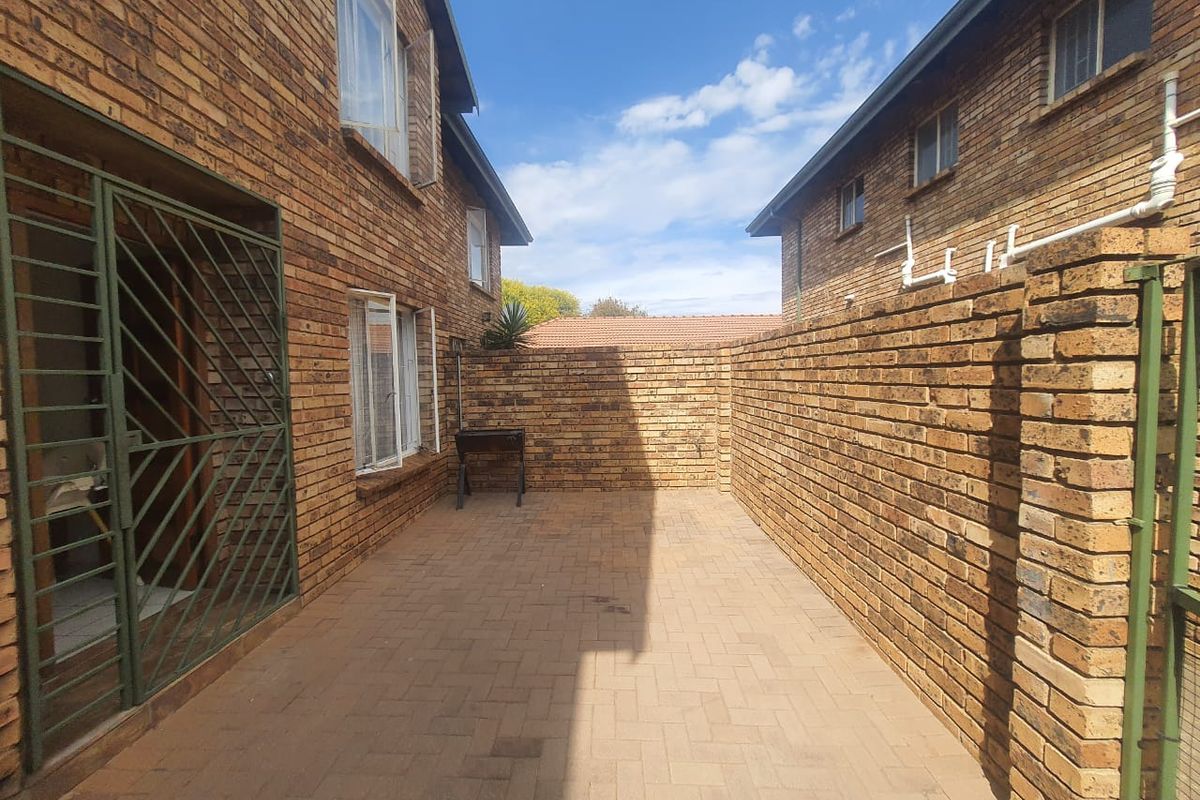 Lovely Duplex Townhouse For Sale In Prime Area For SE 3 - Photo 2