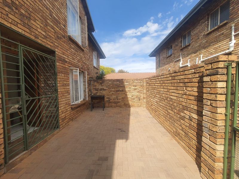 Lovely Duplex Townhouse For Sale In Prime Area For SE 3 - Photo 2