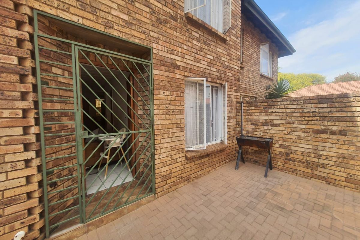 Lovely Duplex Townhouse For Sale In Prime Area For SE 3 - Photo 3