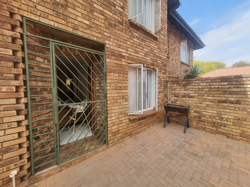 Lovely Duplex Townhouse For Sale In Prime Area For SE 3 - Photo 3