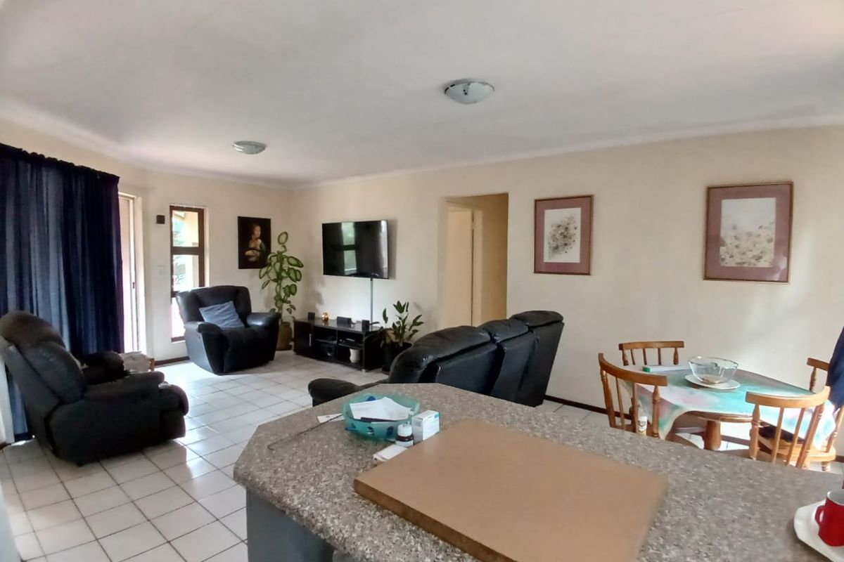 3 Bedroom, 2 bathroom unit for rent in Vaalpark in popular complex. - Photo 4