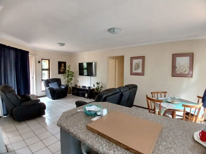 3 Bedroom, 2 bathroom unit for rent in Vaalpark in popular complex. - Photo 4