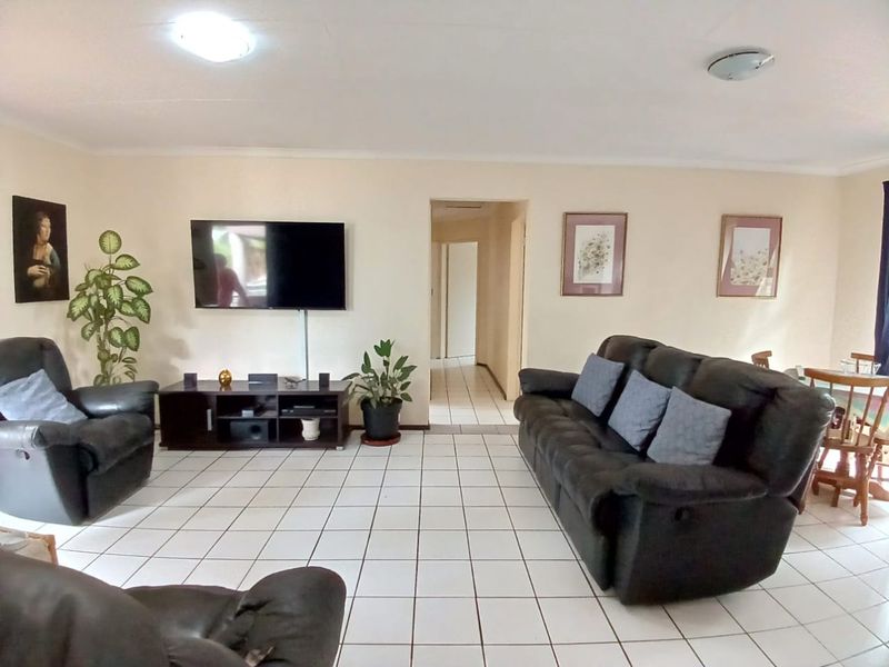 3 Bedroom, 2 bathroom unit for rent in Vaalpark in popular complex. - Photo 8