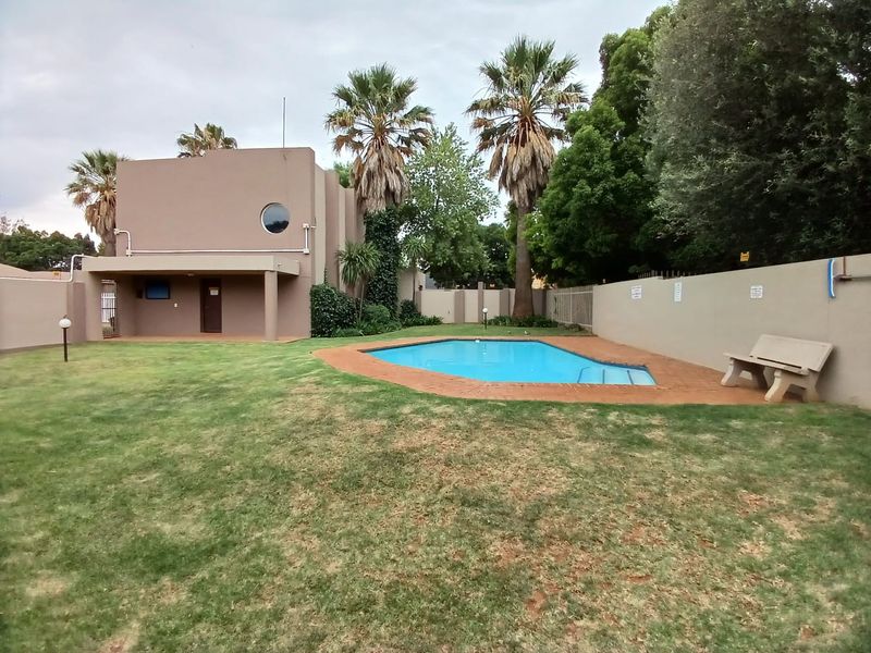 3 Bedroom, 2 bathroom unit for rent in Vaalpark in popular complex. - Photo 2
