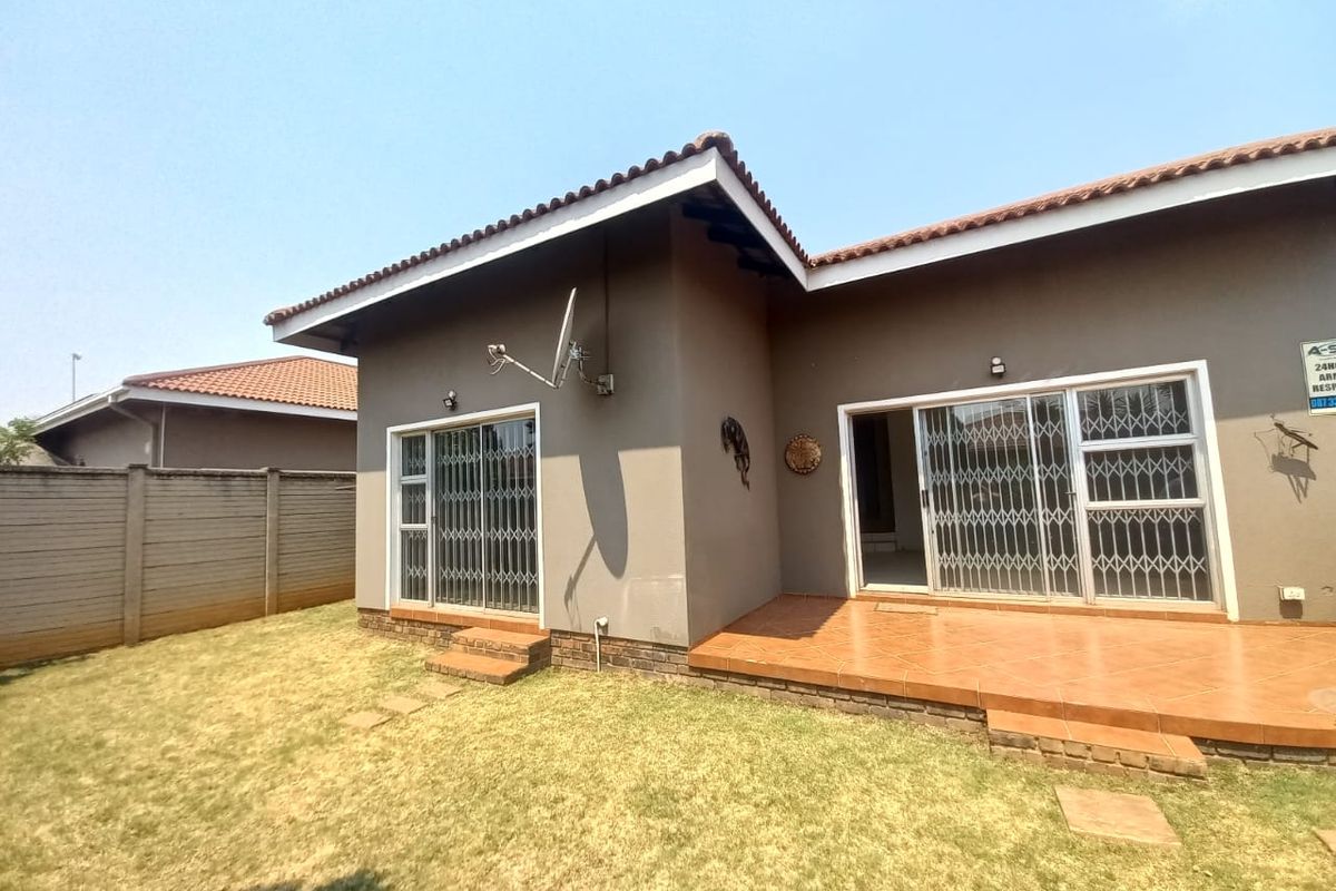 Beautiful townhouse in Vaalpark. - Photo 2