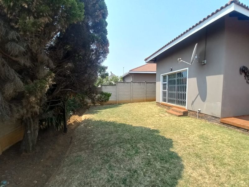 Beautiful townhouse in Vaalpark. - Photo 1
