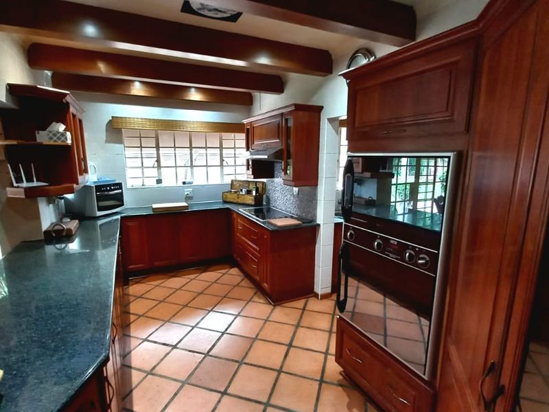 Stunning 3 bedroom home for sale in SW 5 proper ,Vanderbijlpark. - Photo 2