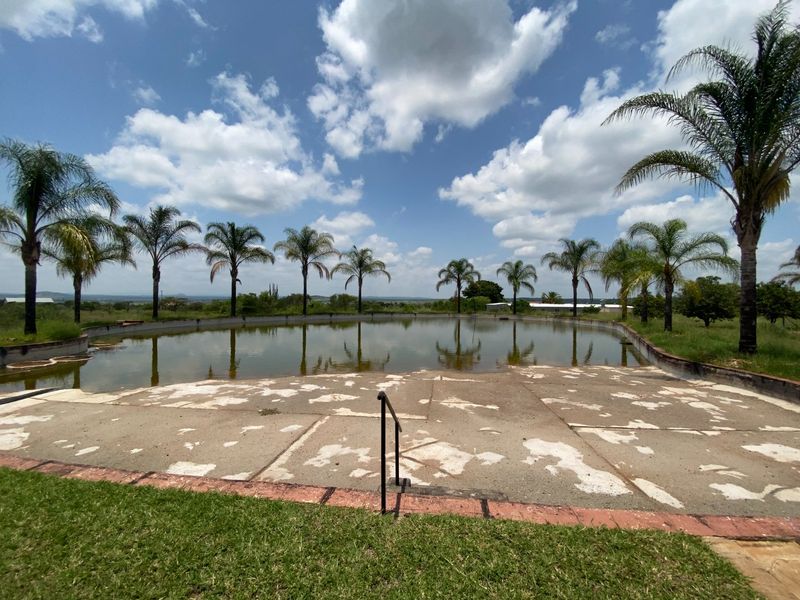 Discover the unique charm of this exceptional smallholding, featuring a spacious 640 m2 workshop. - Photo 5