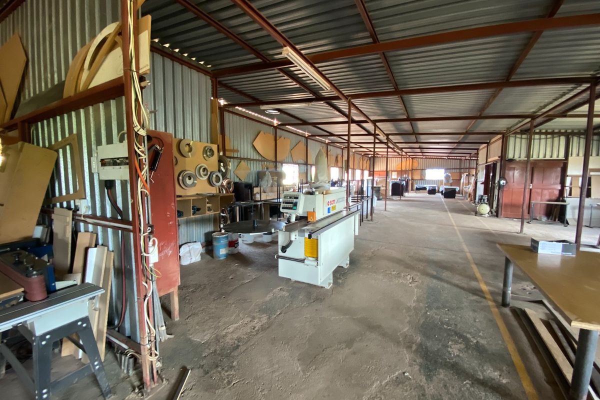 Discover the unique charm of this exceptional smallholding, featuring a spacious 640 m2 workshop. - Photo 4