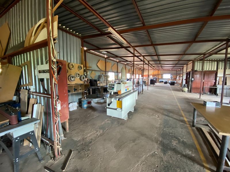 Discover the unique charm of this exceptional smallholding, featuring a spacious 640 m2 workshop. - Photo 4