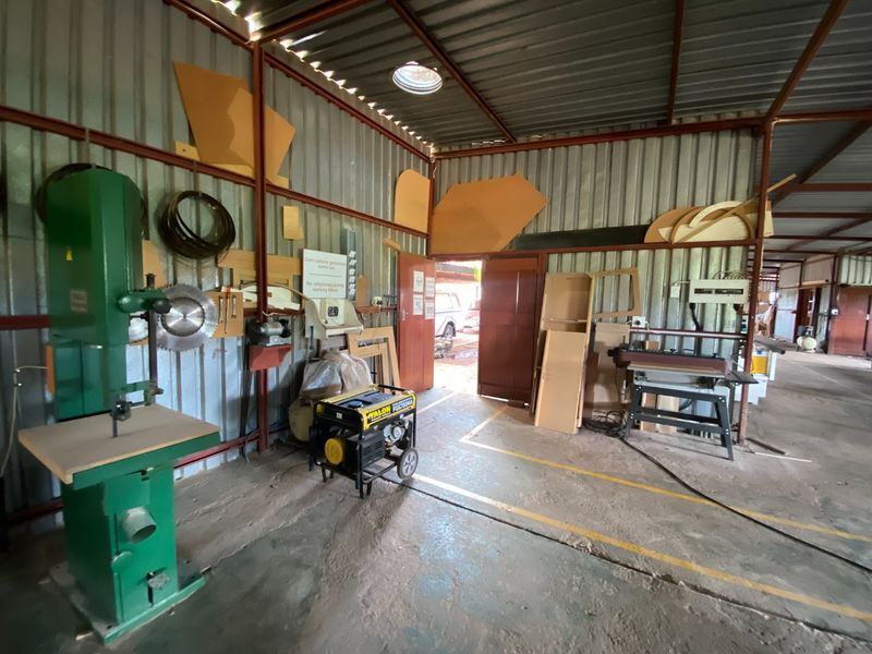 Discover the unique charm of this exceptional smallholding, featuring a spacious 640 m2 workshop. - Photo 8