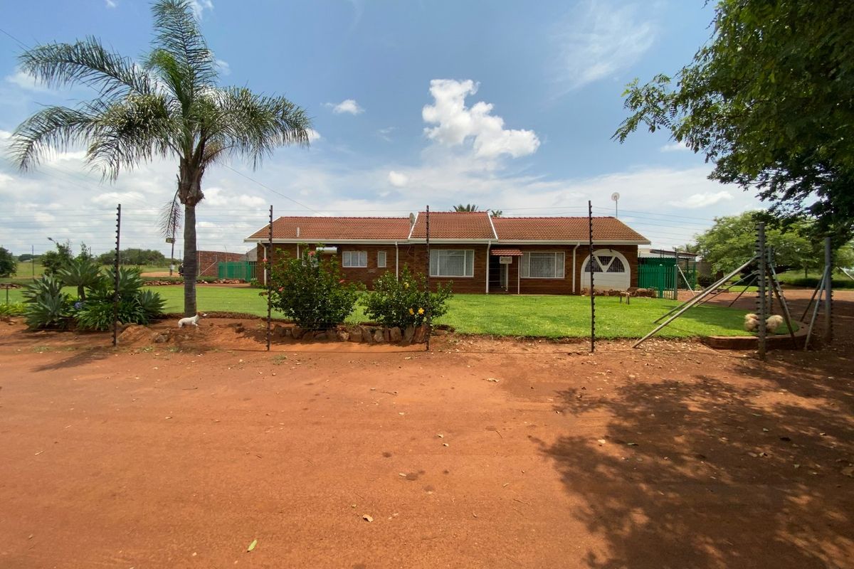 Discover the unique charm of this exceptional smallholding, featuring a spacious 640 m2 workshop. - Photo 3