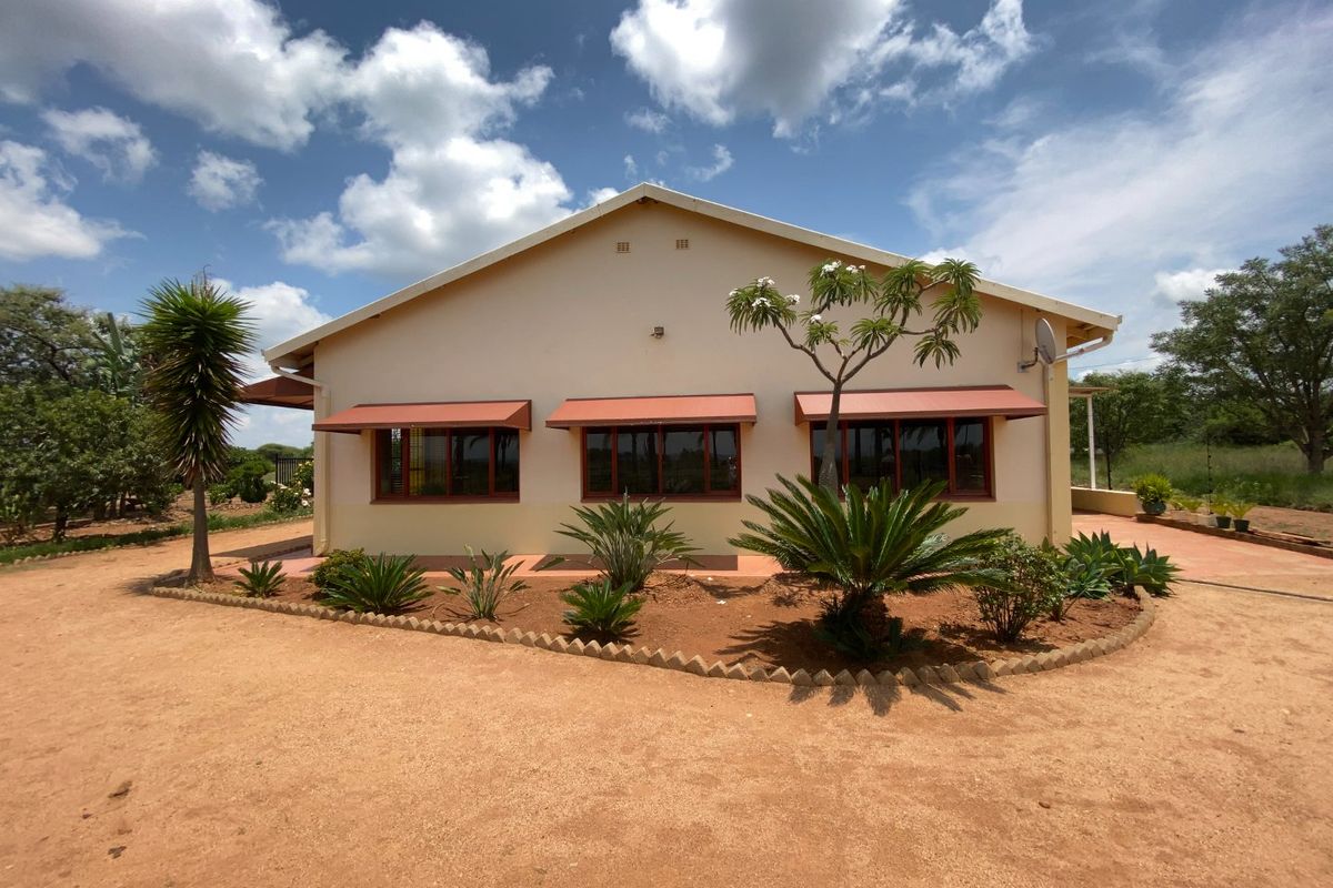 Discover the unique charm of this exceptional smallholding, featuring a spacious 640 m2 workshop. - Photo 2