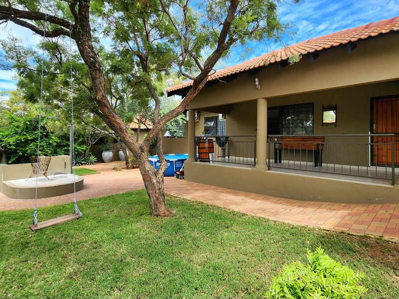 EXCLUSIVE, UPMARKET, LIFESTYLE HOME IN BELA BELA - Photo 3