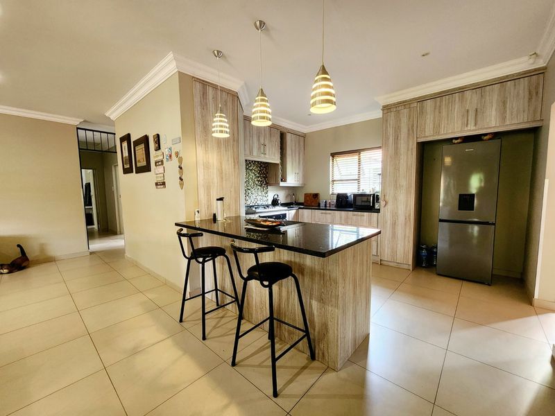 EXCLUSIVE, UPMARKET, LIFESTYLE HOME IN BELA BELA - Photo 10