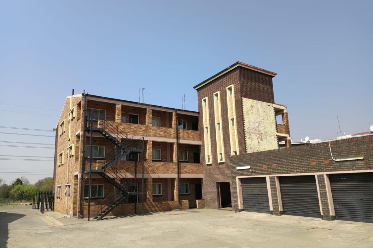 Calling all investors!!! Block flats for sale with tenants on a 1200m2 stand!!! - Photo 2