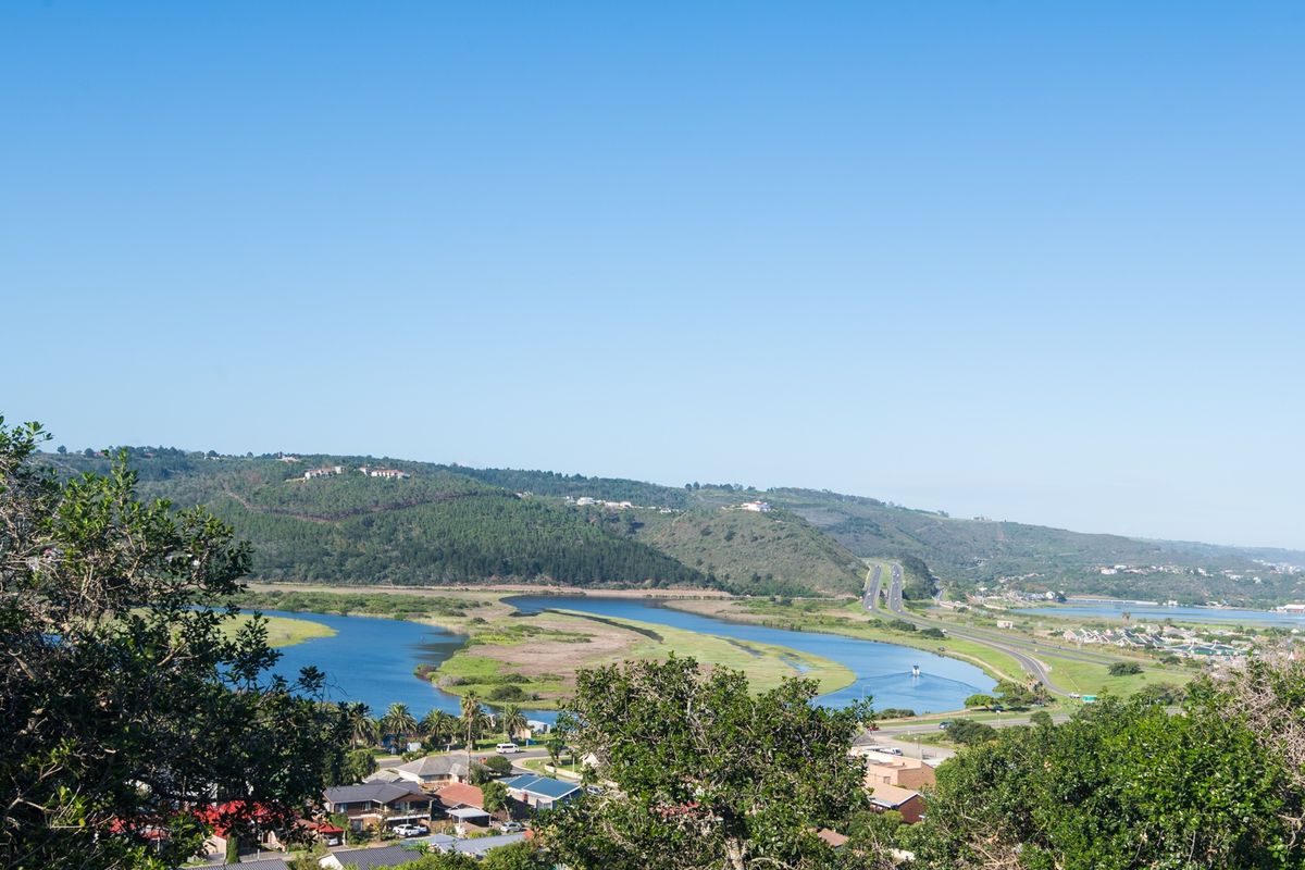 Large stand with panoramic views of the mountains, river and ocean - Photo 2