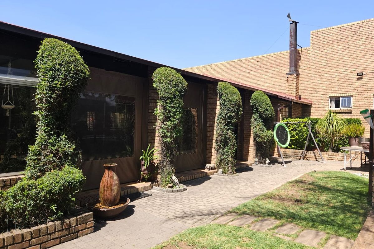 Stunning family house for the family that likes to entertain and has a passion for living. - Photo 3