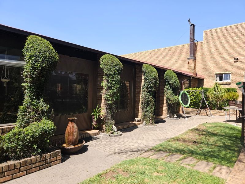 Stunning family house for the family that likes to entertain and has a passion for living. - Photo 3